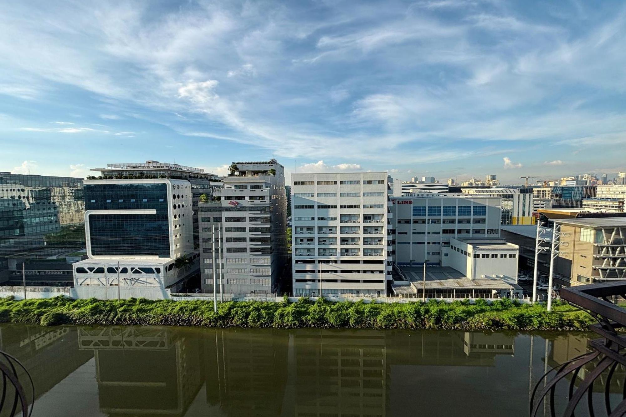 Extremeli Suites Manila Powered By Cocotel Exterior foto